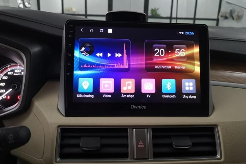 Giá màn hình android cho ô tô i10