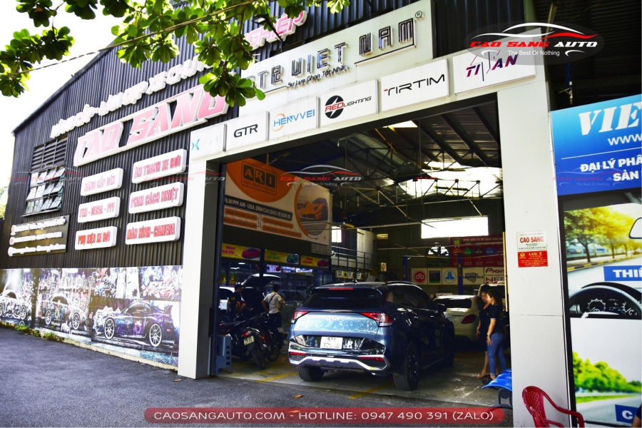 Cửa hàng thi công dán PPF ô tô rộng rãi thoáng mát