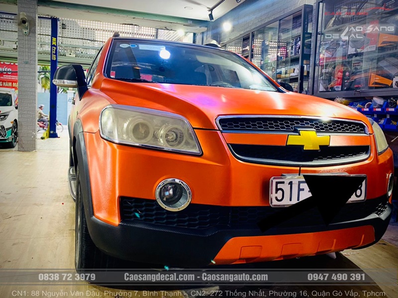 Chevrolet CAPTIVA LTZ biến hình thành công với gói Wrap decal đổi màu nhôm xước cam đen tại Cao Sang
