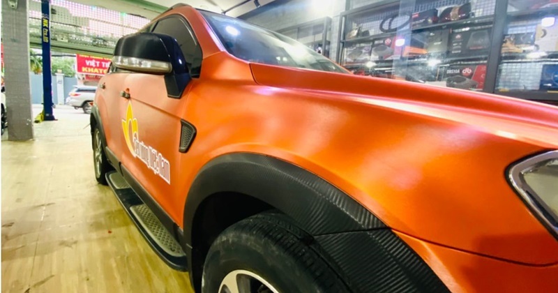 Chevrolet CAPTIVA LTZ biến hình thành công với gói Wrap decal đổi màu nhôm xước cam đen tại Cao Sang