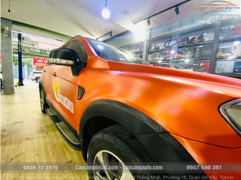 Chevrolet CAPTIVA LTZ biến hình thành công với gói Wrap decal đổi màu nhôm xước cam đen tại Cao Sang