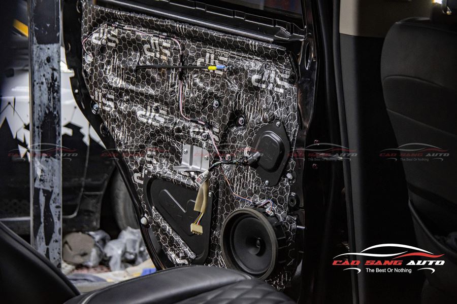 Dán cách âm cửa và hốc bánh xe Outlander thương hiệu SIP