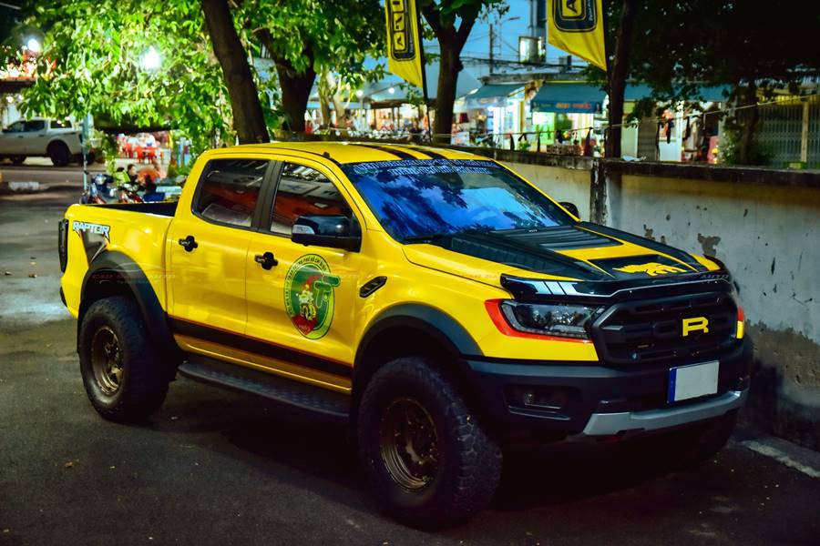 Wrap - Dán decal đổi màu xe Ford Raptor vàng bóng đẹp