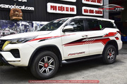 Dán decal tem xe Fortuner - Hình 8