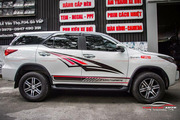 Dán decal tem xe Fortuner - Hình 4