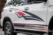 Dán decal tem xe Fortuner - Hình 5