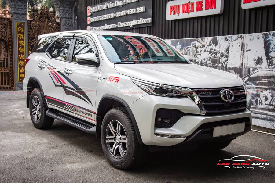 Dán decal tem xe Fortuner