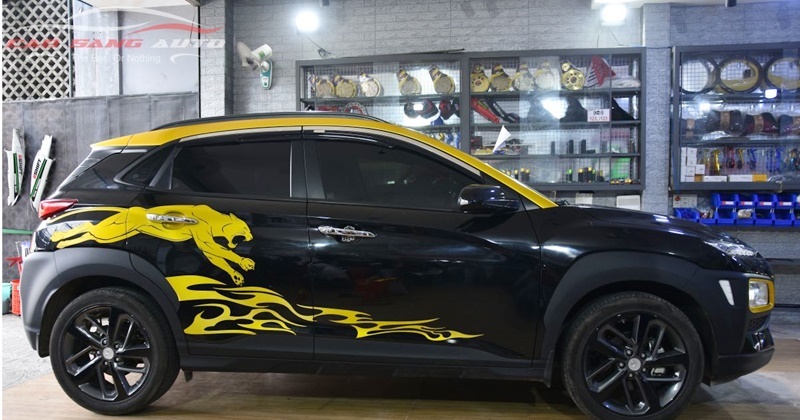 Dán decal tem xe Hyundai Kona vàng đen đẹp nhất