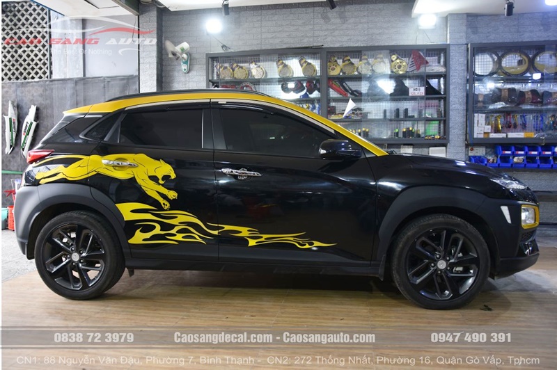 Dán decal tem xe Hyundai Kona vàng đen đẹp nhất