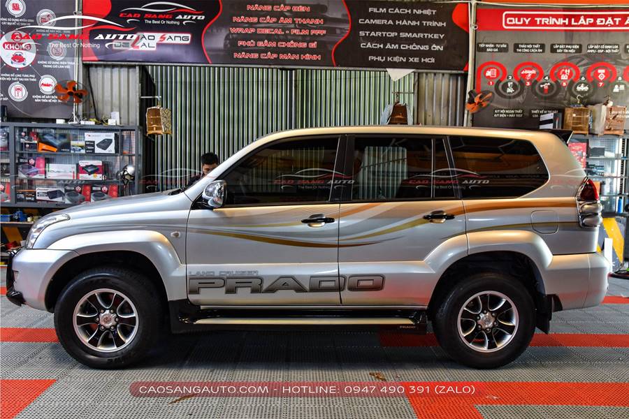 Dán decal tem xe Toyota Prado