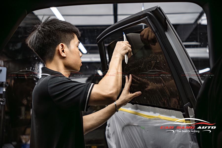 Lớp phim màu tối giúp hạn chế ánh nhìn từ bên ngoài vào trong xe