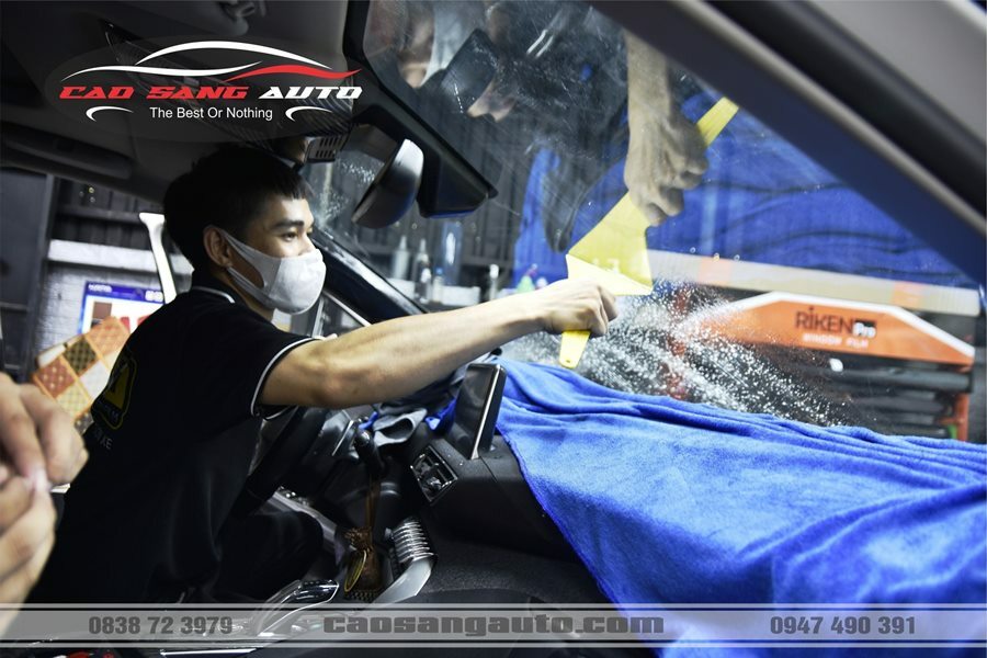 Dán phim cách nhiệt ô tô tại Tân Phú. Phim chính hãng. BH 10 năm