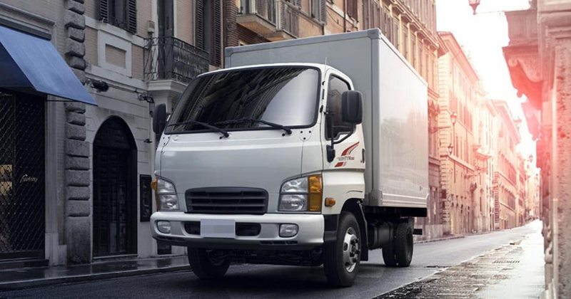 Giá kính chắn gió xe tải Thaco và địa chỉ thay uy tín