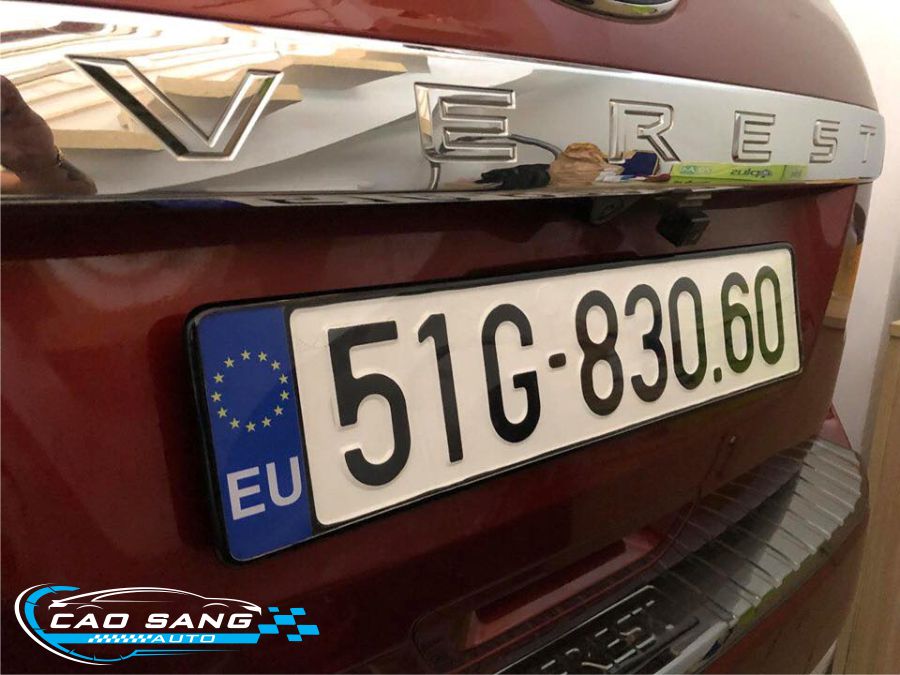 Ép khung biển số xe hơi có cờ kiểu Châu Âu, Inox ép liền khối
