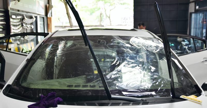 Dán phim cách nhiệt xe Kia Cerato chống nắng nóng hiệu quả