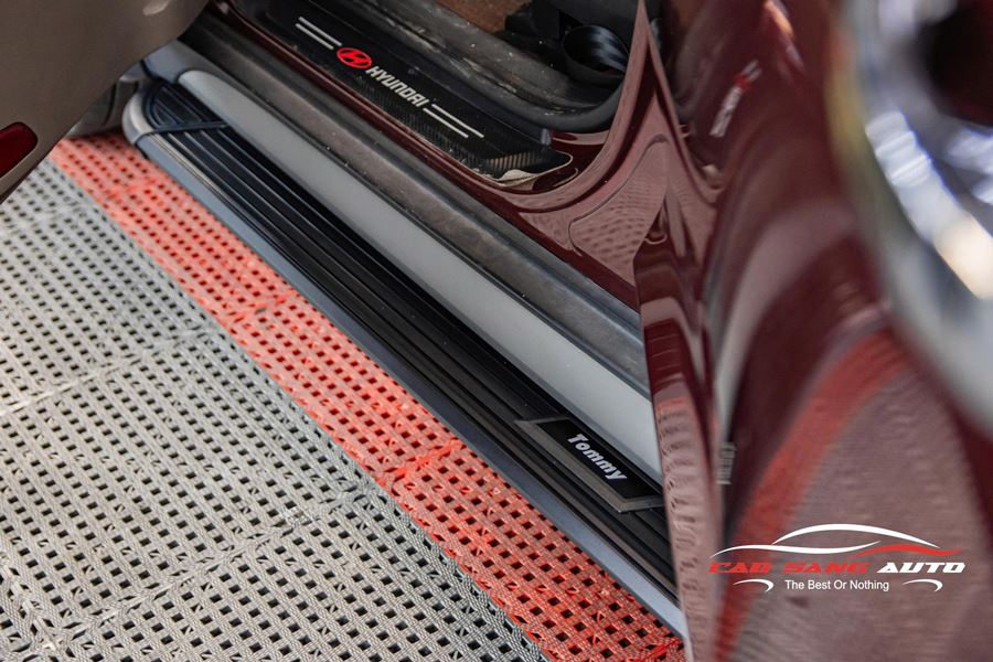 Lắp bệ bước chân giúp bảo vệ phần hông xe