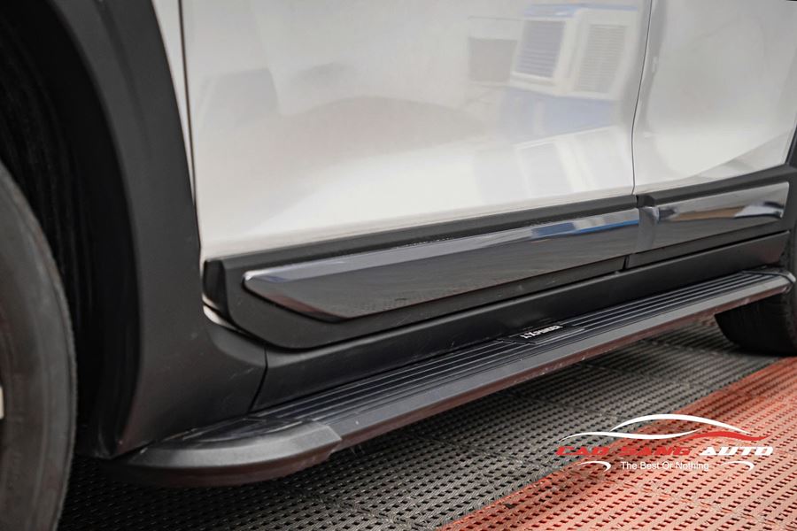 Lắp bệ bước chân cho xe Xpander sang trọng hơn