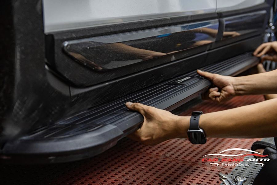 Lắp bệ bước chân cho xe Xpander