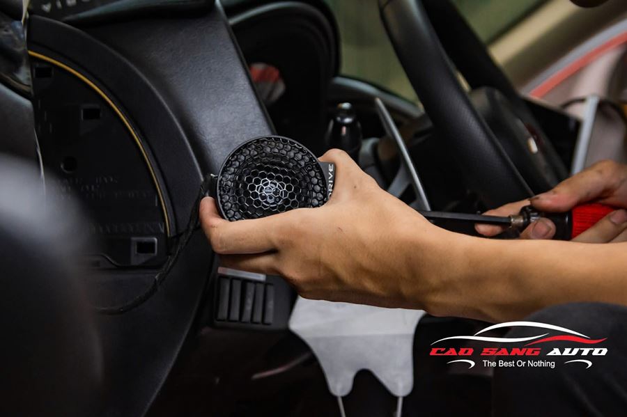 Lắp loa DB xe Outlander giúp cải thiện âm thanh hiệu quả