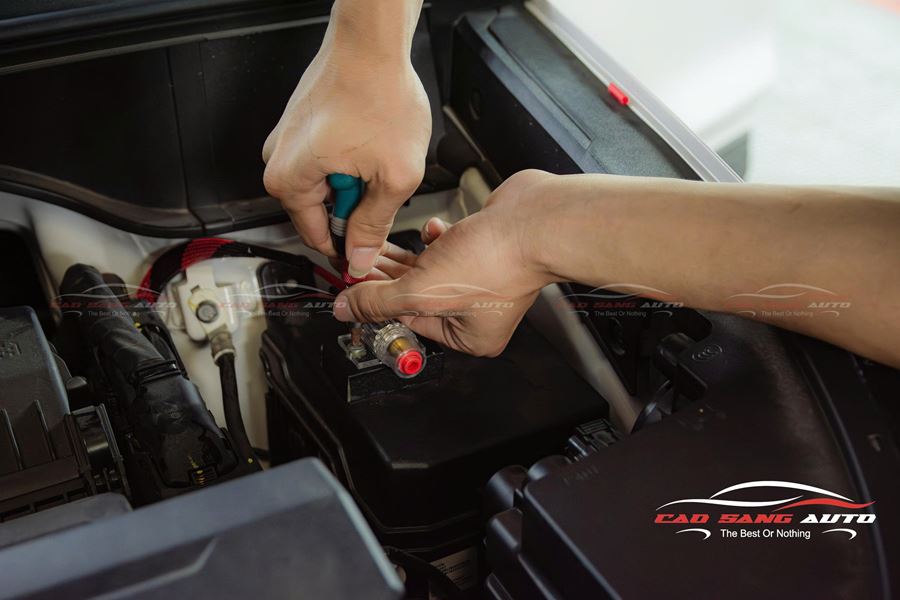 Lắp loa sub Nakamichi cho xe Hyundai Custin