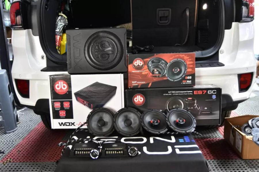 Độ loa cánh cửa Hyundai Custin