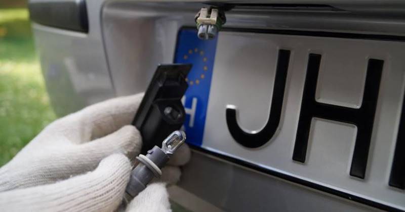 Lỗi xe ô tô không có đèn soi biển số: Nguyên nhân và cách khắc phục