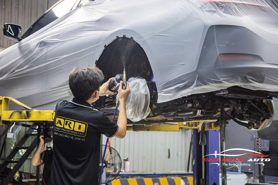 Phủ gầm ô tô giúp giảm tác động từ đá văng, đất cát